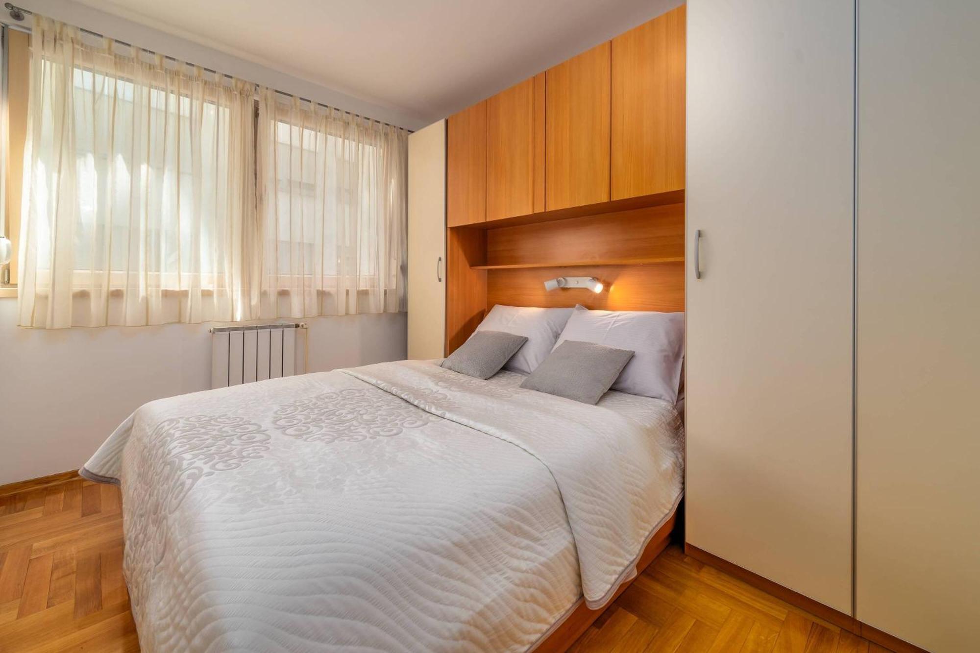 Apartma Cityscape Comfort With Garage - Happy