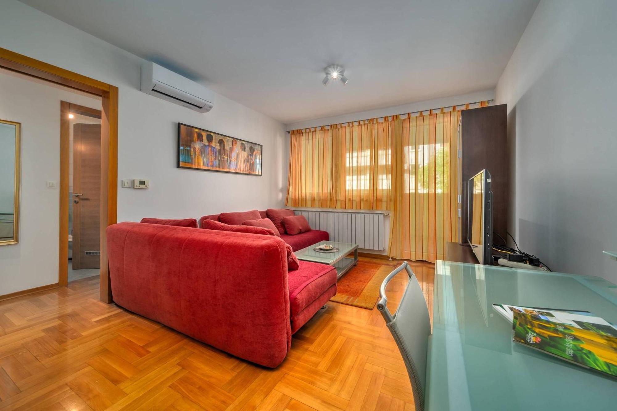 Cityscape Comfort With Garage - Happy