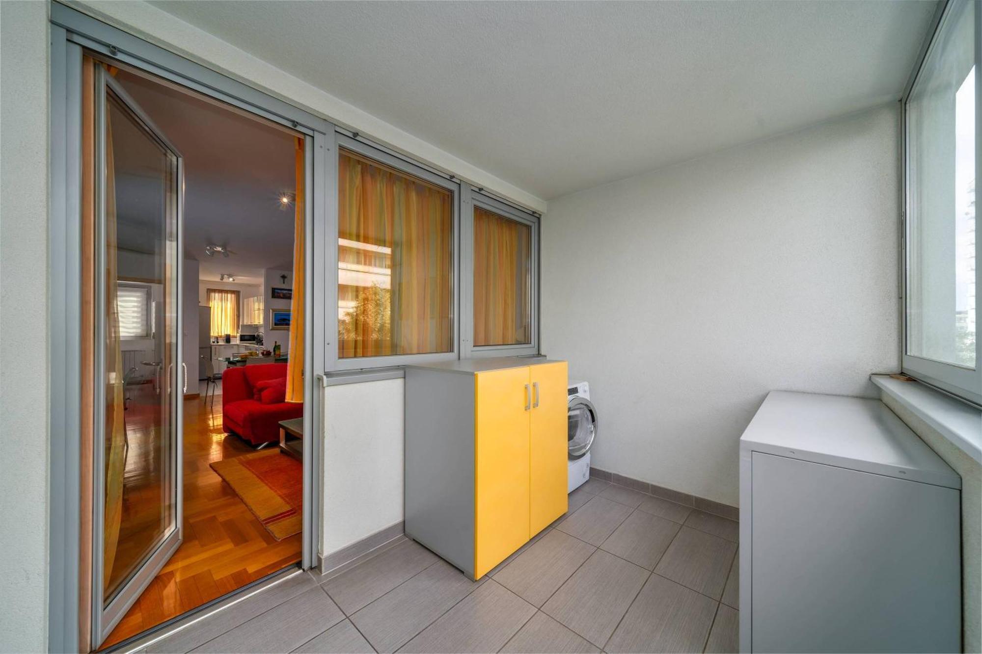 Cityscape Comfort With Garage - Happy Apartma